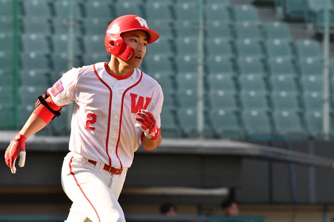 味全龍外野手郭天信7局下敲出右外野2分炮。（味全龍提供）