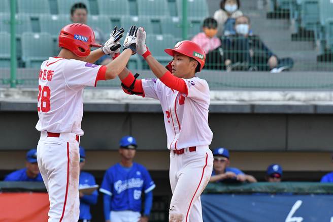 郭天信（右）開轟，與一同回本壘得分的隊友林旺衛擊掌。（味全龍提供）