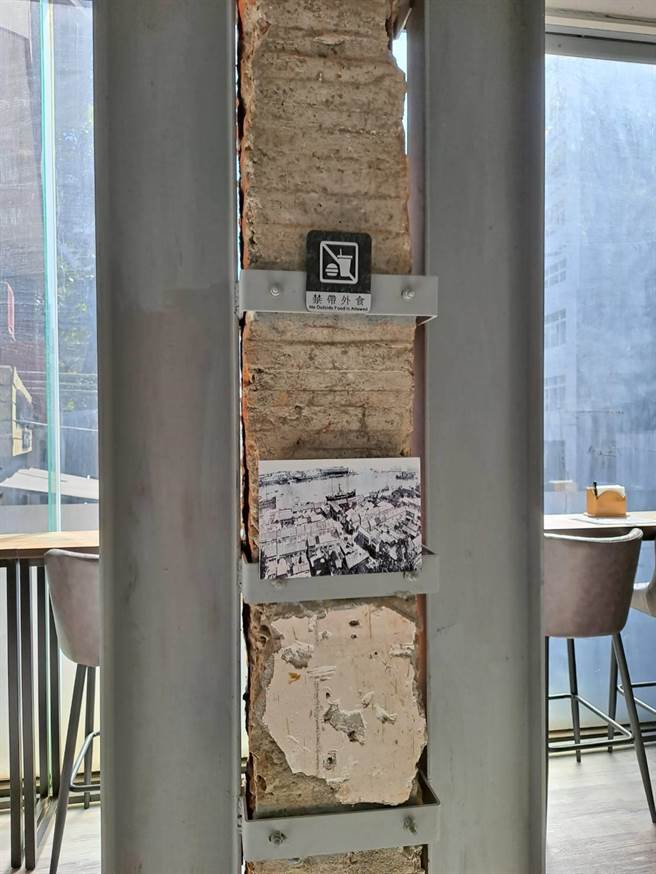 业者仍保留70年老宅的红砖、梁柱，并以旧照片作点缀。（读者提供／陈彩玲基隆传真）
