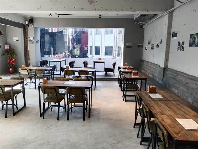 基隆市中正区信二路旁有一70年老屋，近日改建成餐饮与茶饮。（读者提供／陈彩玲基隆传真）