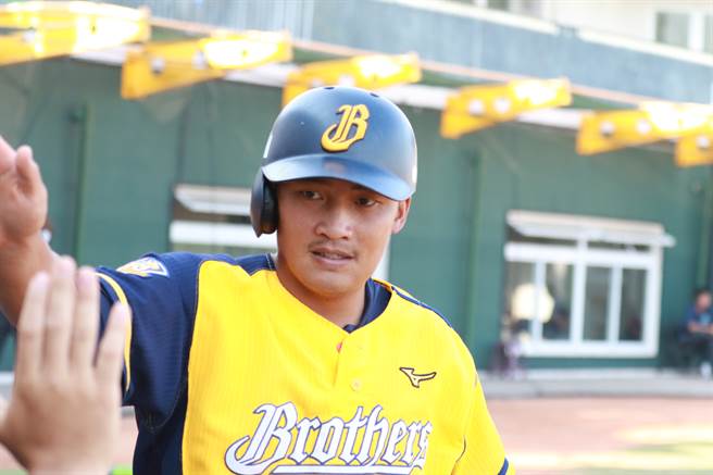 中信兄弟王政順替補上場就敲清壘二壘打，3分打點進帳。（中信兄弟提供）