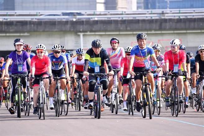 台北市长柯文哲今年2月28日将再度骑单车从台北出发到高雄，预计骑完365公里路程。（本报资料照片）