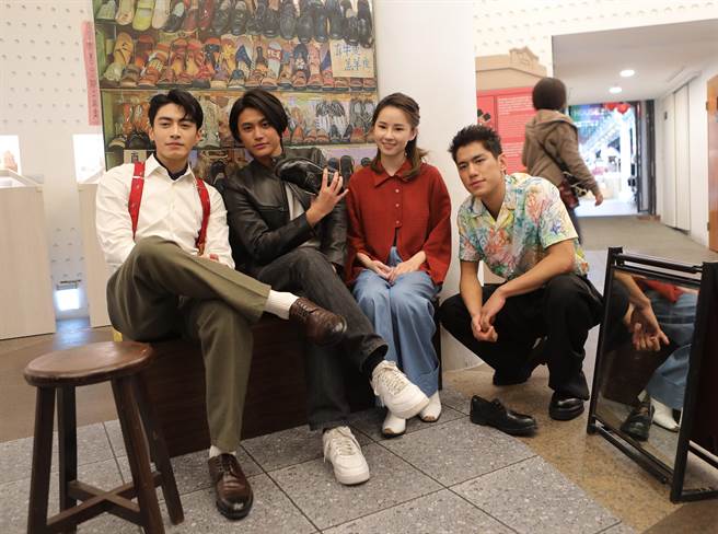 宋柏纬、罗士齐、卢以恩、朱轩洋到西门红楼展览区踩点。（公视、myVedio提供）