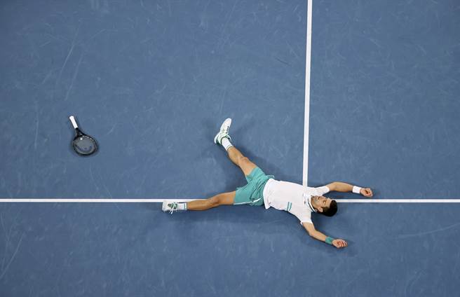 喬柯維奇躺在地上慶祝自己再度稱霸澳網男單。（美聯社）