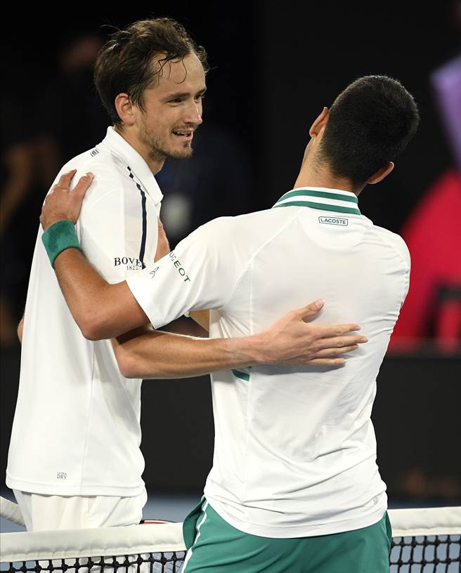 麥維德夫（左）生涯第一座大滿貫男單冠軍還要再等等。（美聯社）