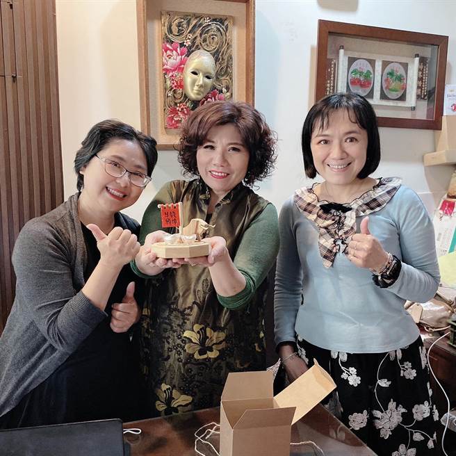 嘉义市去年首度推出「社会创新及社会企业培力服务方案」，即使计画结束，在计画主持人黄采燕（中）辅导下，学员开发年节商品销售大获好评。（嘉义市政府提供／吕妍庭嘉义传真）