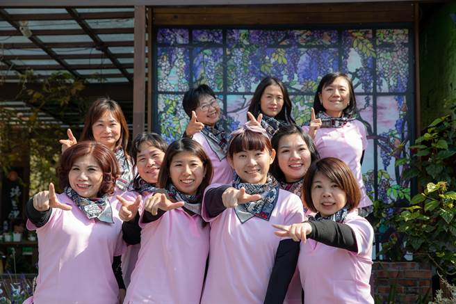 嘉义市去年首度推出「社会创新及社会企业培力服务方案」，即使计画结束，在计画主持人黄采燕（中）无给职辅导下，学员开发年节商品销售大获好评。（嘉义市政府提供／吕妍庭嘉义传真）