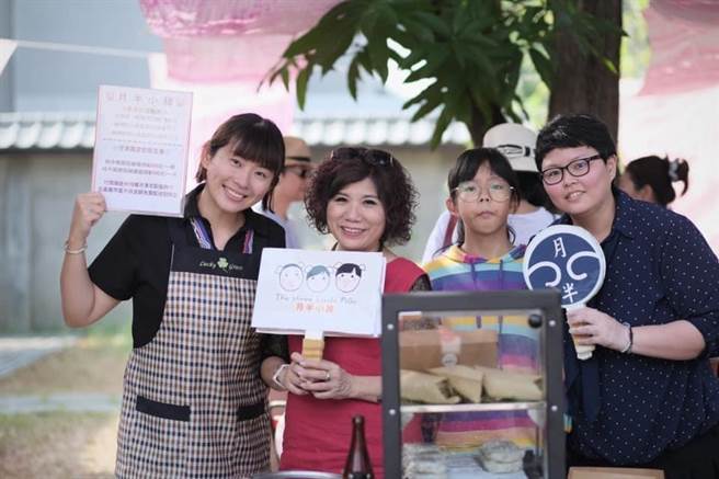 嘉义市去年首度推出「社会创新及社会企业培力服务方案」，即使计画结束，在计画主持人黄采燕辅导下，学员开发年节商品销售大获好评。（嘉义市政府提供／吕妍庭嘉义传真）