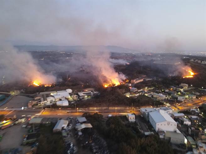 苗栗县通霄镇五福地区发生山林大火，在台1线上可明显看见骇人火势。（读者提供／谢明俊苗栗传真）