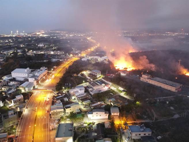 苗栗县通霄镇五福地区发生山林大火，在台1线上可明显看见骇人火势。（读者提供／谢明俊苗栗传真）