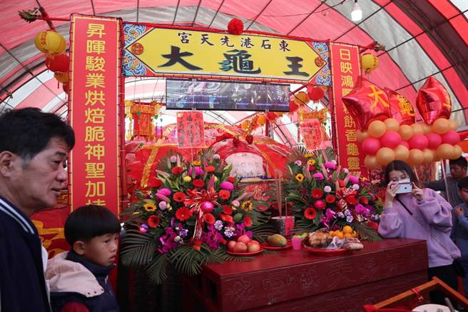 大龟王重达30168台斤，吸引许多民眾到场见证。（张毓翎摄）