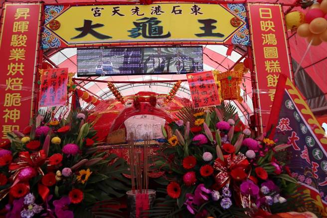 去年得主林建和今年还愿的大龟王重达30168台斤，因应防疫政策，他还设计让大龟王戴上口罩。（张毓翎摄）