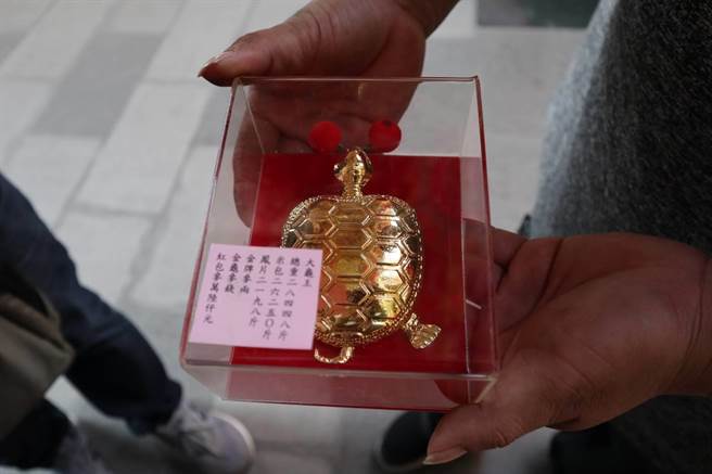 大龟王重达30168台斤，林建和更加码金牌3两、金龟3钱及红包3万6000元。图为金龟3钱。（张毓翎摄）