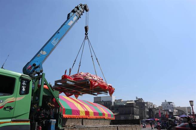 从大龟王到五龟王从今天起陆续运抵先天宫。图为工作人员将三龟王吊起，移置到先天宫前广场。（张毓翎摄）