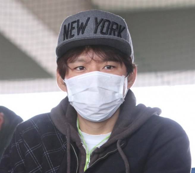 渡部建低调现身东京丰洲鱼巿场兼差。(图/翻摄自微博)