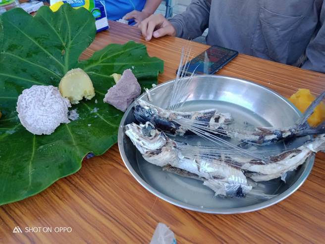台東縣蘭嶼鄉紅頭村漁民20日夜間出海補飛魚，逢天氣佳、又見大鯨魚好兆頭，果然漁穫滿滿。居民習慣佐以主食芋頭、地瓜等一起食用。（民眾提供／蔡旻妤台東傳真）
