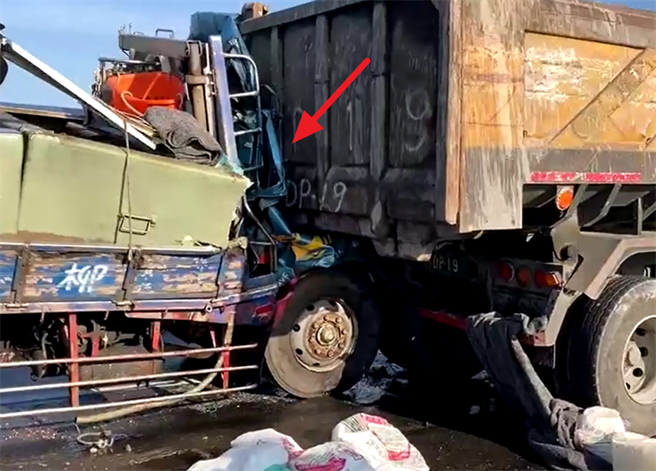 黄姓驾驶的货车车头撞成铁饼，他关键0.5秒方向盘往左猛打，救了自己一命，钻出来时，现场人员都吓了一跳。 （翻摄 FB社团／国道高速公路.省道即时路况）