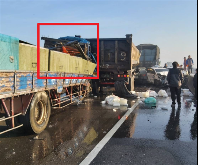 黄姓驾驶的货车车头撞成铁饼，他关键0.5秒方向盘往左猛打，救了自己一命，钻出来时，现场人员都吓了一跳。 （翻摄 FB社团／国道高速公路.省道即时路况）