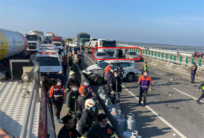 停在重量满载的水泥柱拖车前方的小轿车（红框左）女驾驶表示，后车追撞时拖车并未往前衝，让她成为车祸中人车无伤的幸运儿。（翻摄 FB社团／国道高速公路.省道即时路况）