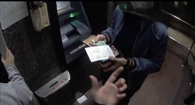 高市警三民二分局鼎山派出所员警日前巡签金融机构时，发现周女遭到诈骗，经过员警细心向周女解说后，成功拦阻诈骗。（高市警三民二分局提供／洪浩轩高雄传真）