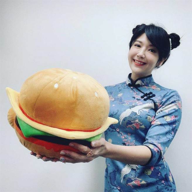 &nbsp; 美女主播郑亦真因为边播报边吃汉堡人气爆红。（图／翻摄自新闻主播郑亦真粉丝团）&nbsp;&nbsp;