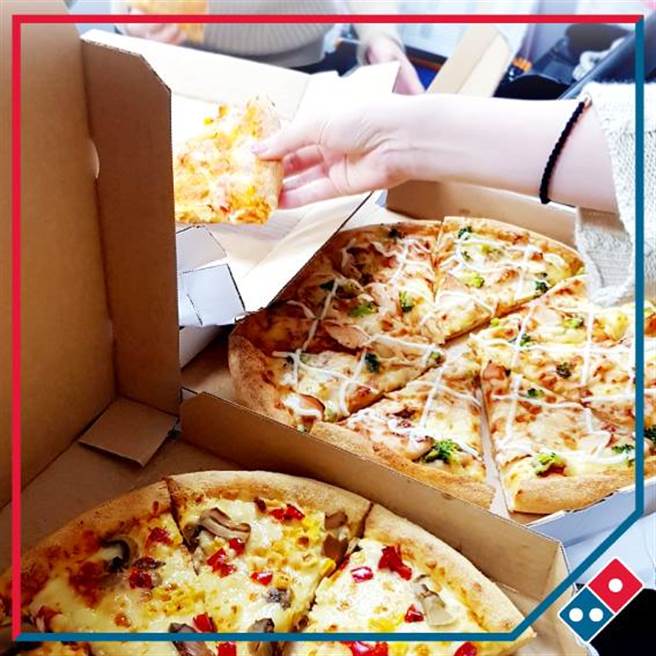 知名披萨连锁店「达美乐」欢庆开学，特别推出快闪活动，一个约12吋的大披萨特价只要222元。(摘自达美乐披萨脸书)