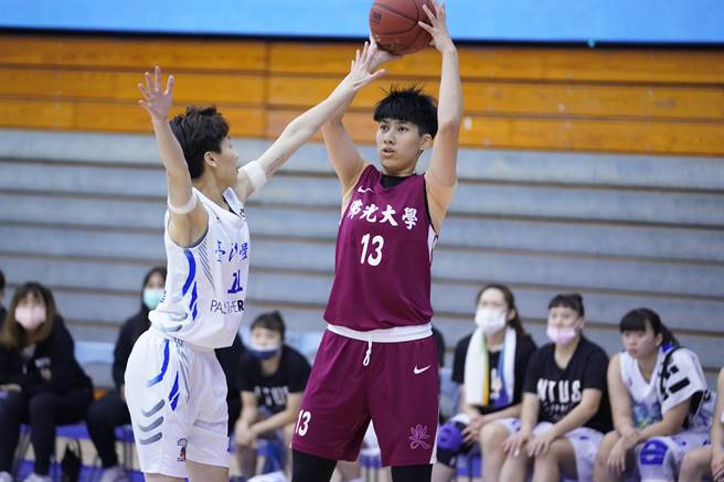 佛光王竫婷（右）今天带伤替补上阵拿10分。（大专体总提供）