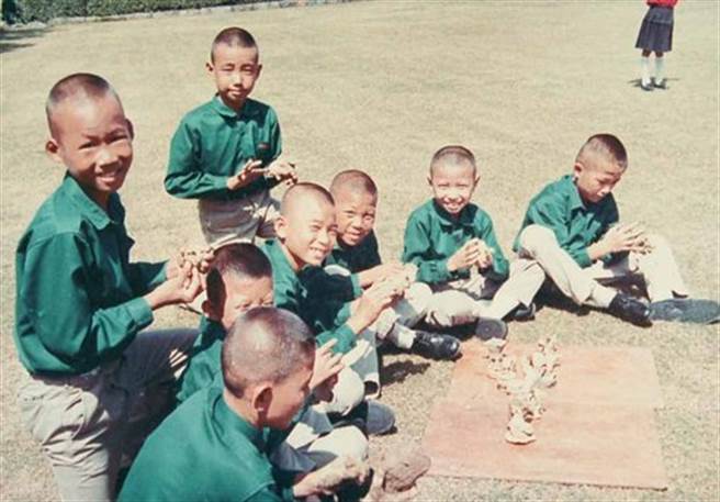 左1为华兴国小时期的严正博士。(图/恋恋华兴)