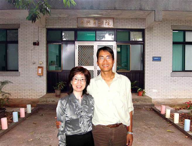 严正博士于2008年4月底返台，还专程回华兴母校拜访，左为同学方伟民女士。(图/恋恋华兴)