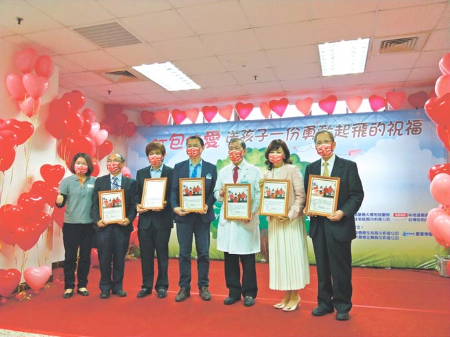 世界展望會回贈感謝狀給捐助單位。世展會中區辦公室胡婉雯區處長（左起）、長聖國際生技股份有限公司黃文良總經理、雅方國際企業股份有限公司林正明董事長、麗寶樂園王永豪園長暨副總經理、中國醫藥大學附設醫院周德陽院長、林增連慈善基金會林嘉琪董事長、長佳智能股份有限公司陳明豐董事長。圖／中國醫藥大學附設醫院公關室簡基麟提供
