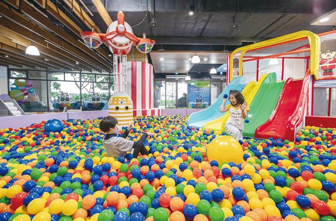 全新开幕试营运的「淡水阿熊勇闯欢乐岛」，设施丰富，其中彩虹溜滑梯与彩色游具深受小朋友喜爱。图／业者提供