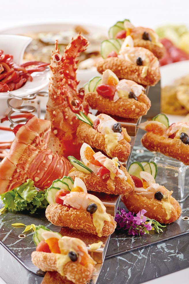 台北福华饭店B1蓬莱邨推出台湾庙口经典桌菜；图为人气的龙虾三明治。图／业者提供