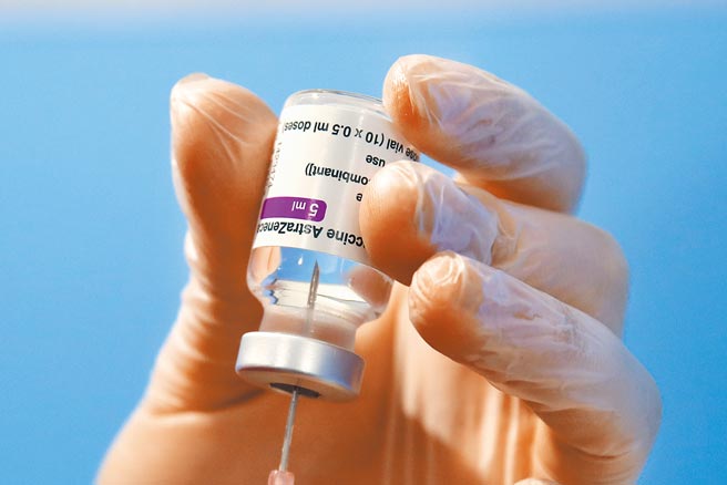 台灣自COVAX分配購得的首批20萬劑AZ疫苗（見圖），將於本周抵台，食藥署通過德國、韓國、義大利3廠緊急授權許可，最快3月開打。（美聯社）