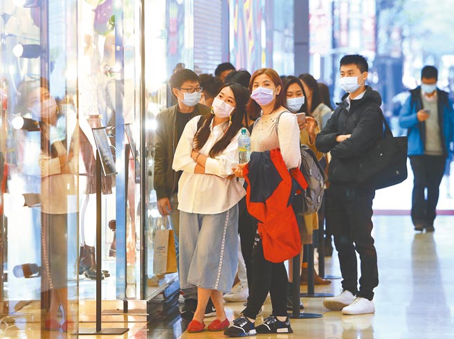 主计总处20日大幅上修今年GDP成长至4.64％，为7年来新高。图为补班日的星期六，台北信义商圈精品店外排着长长人龙准备购物。（季志翔摄）