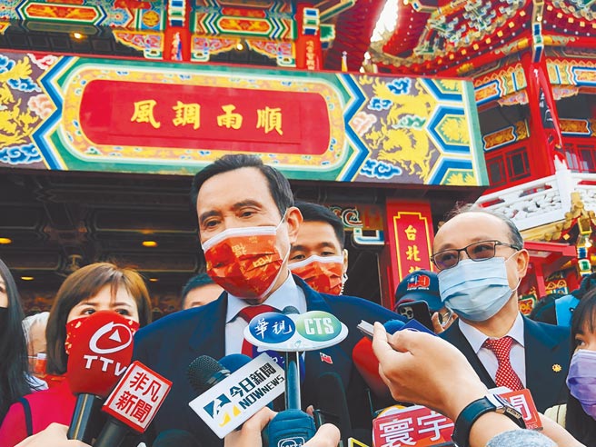 前总统马英九（左二）20日到台北市指南宫参加玉皇大帝诞辰法会，他呼吁台湾与大陆应针对防疫合作，这是两岸可以开启对谈的项目。（吴康玮摄）