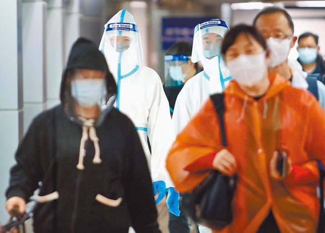 在桃園機場入境管制區內，剛下機的旅客準備通關入境。（范揚光攝）