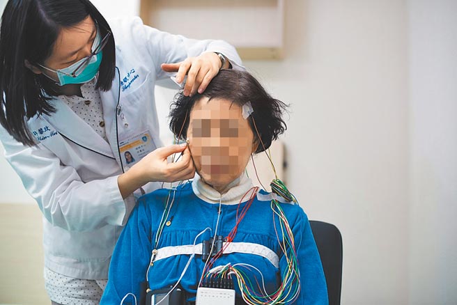 猝睡症检查需透过精密仪器监测大脑活动状况，反覆进行五次睡眠测试才能够诊断。（李信谦提供／陈人齐台北传真）