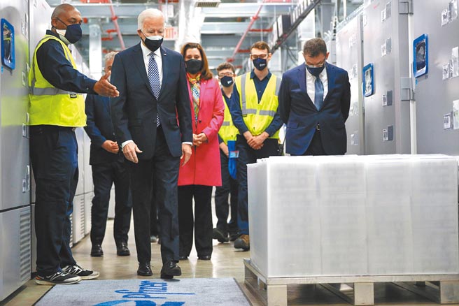 美國總統拜登19日參觀了位於密西根州一家輝瑞新冠疫苗生產工廠，重申上任第一個100日可達到全美1億人接種的目標。（路透）