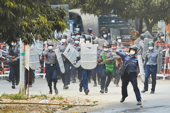 緬甸軍方發動政變以來，抗議示威持續不斷。日前頭部中彈的緬甸女子苗兌兌凱19日不治，成了反政變示威首位犧牲者，再度引發民眾對軍方的新怒火。（美聯社）