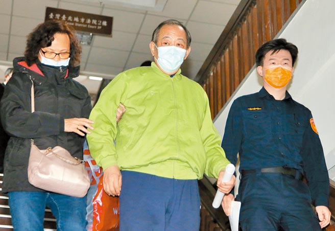 涉共諜案被起訴的軍情局退役上校張超然（中）20日以30萬元交保，步出台北地院時表示「只有台諜，沒有共諜」。（姚志平攝）