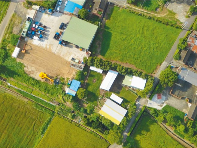 警方曾利用无人机搜证，在苗栗县破获一处汽车解体工厂。（翻摄照片／林郁平台北传真）