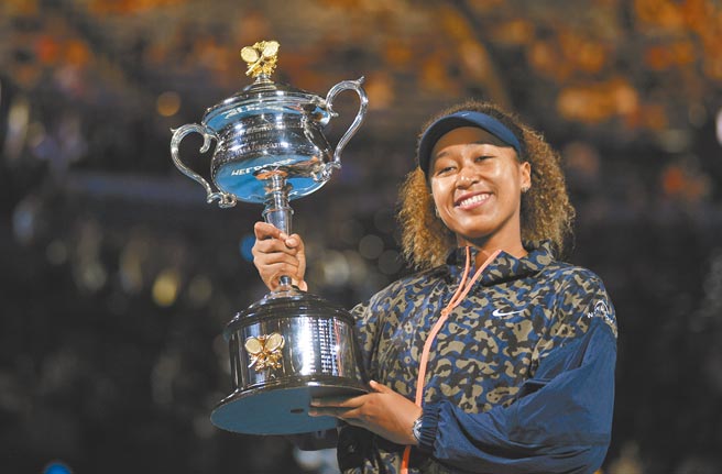 日本混血女將大坂直美（見圖）第2度在墨爾本封后，事業如日中天，但年長她1歲的姊姊大坂麻里已經決定從職業網球退休。（資料照／美聯社）