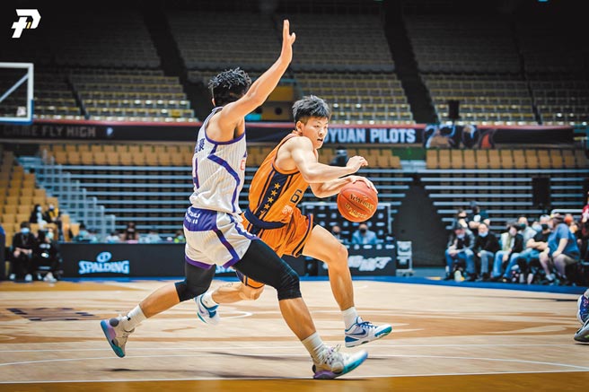 领航猿后卫关达佑（右）遭到攻城狮后卫高国豪压迫防守，仍在找寻合适突破机会。（PLG提供）