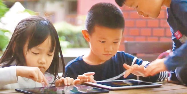 家長對孩子在電子產品的使用上應有所管控及規範，找出使用電子產品的替代方案，如進行體能活動、陪孩子共讀、玩其他遊戲等。（台師大提供／李侑珊台北傳真）