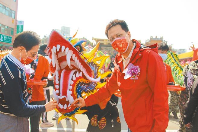 苗栗市公所20日依循古礼举行祥龙点睛仪式，苗栗市长邱镇军（右）为龙队开光点睛。（何冠娴摄）