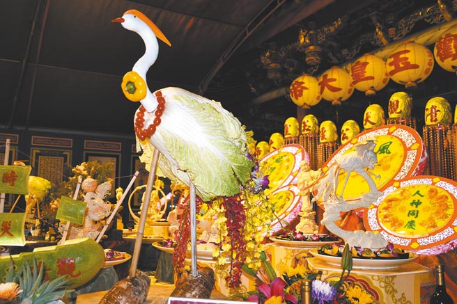 古蹟元清观举办天公文化季，摆宴席上创意供品掀起惊艳。（吴敏菁摄）