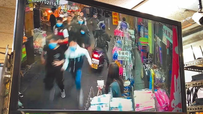 宜兰市东门夜市19日晚间发生当街持刀追逐砍人事件，最后警方逮捕4名嫌犯。（胡健森摄）