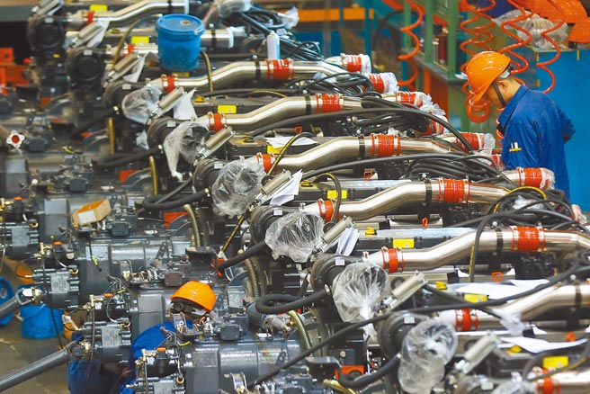 大陆各省市自治区相继公布2021年预期的GDP成长目标。图为江苏省一家制造企业内，工人们在生产线上忙碌。（中新社）