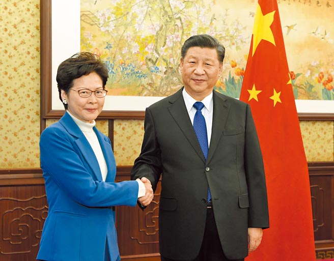 2019年12月16日，大陸國家主席習近平（右）在中南海會見香港特首林鄭月娥。（新華社）