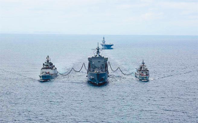 美智库兰德公司专家指出，日本及澳洲是最有可能在军事上协助美国防卫台湾的国家。图为美日印澳4国去年11月举行的马拉巴尔军演。（取自推特@DDNewsAndhra)